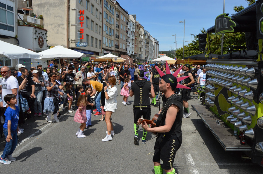 Las vespas "raiadas" y la animación toman las calles de Portonovo en la Festa da Raia