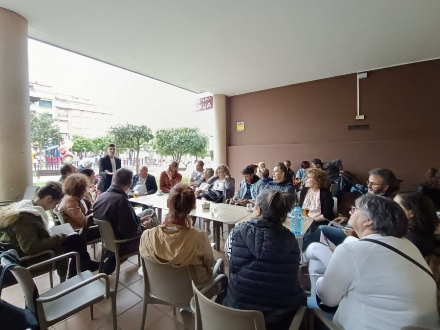 El candidato del BNG de Ribeira, Luís Pérez Barral, presenta a los vecinos su propuesta para dinamizar Abesadas