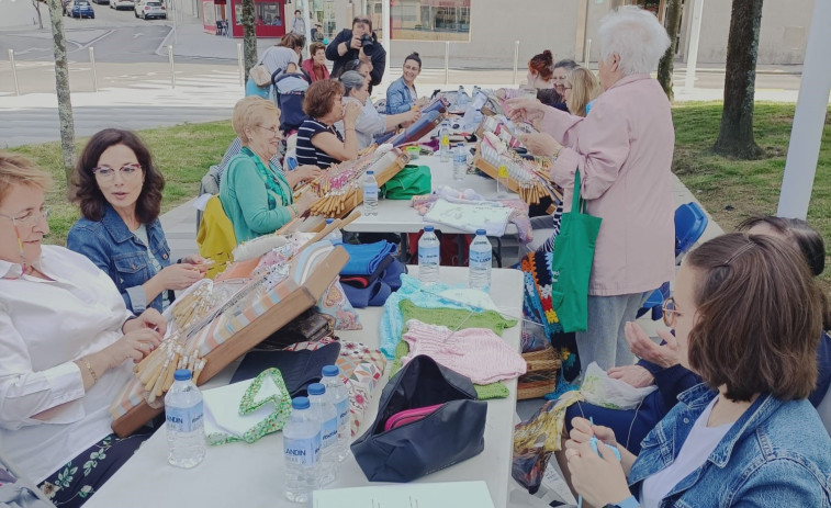 Bolillos, ganchillo, música y baile tradicional en el I Encontro de Labores organizado por Os Gatiños de Portonovo