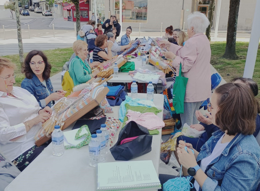 Bolillos, ganchillo, música y baile tradicional en el I Encontro de Labores organizado por Os Gatiños de Portonovo