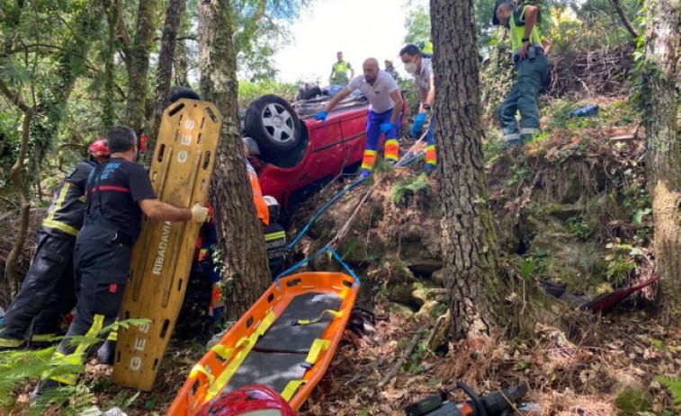 Fallece una persona y otras dos resultan heridas en un accidente en Arnoia