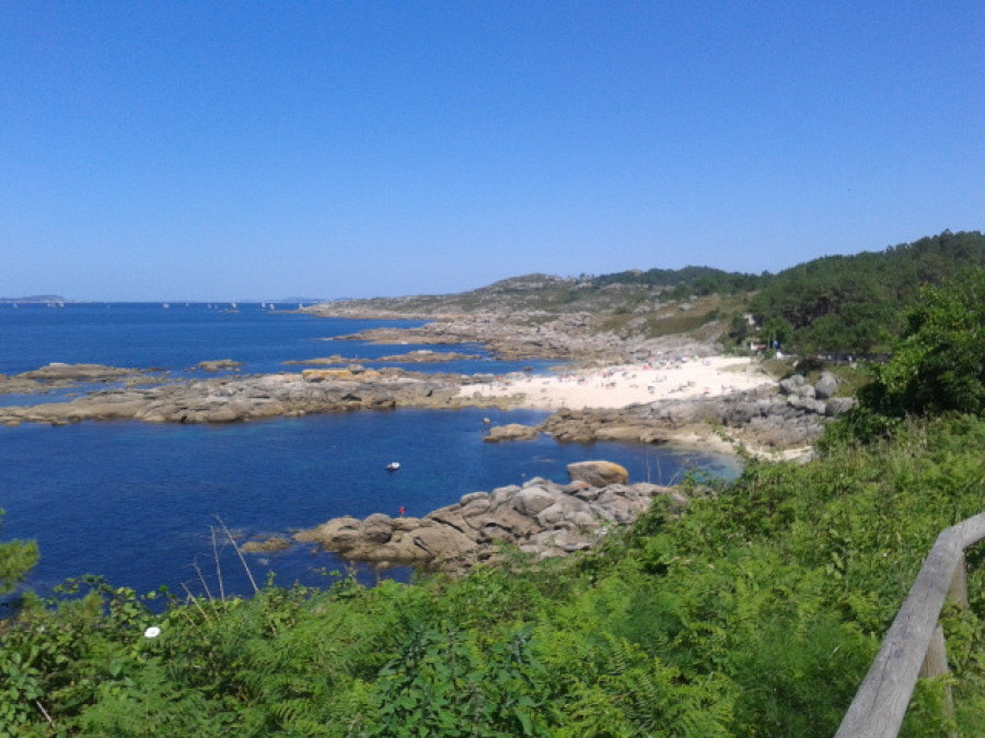 Rescatan a un pescador que cayó al mar desde una zona de rocas en Bueu