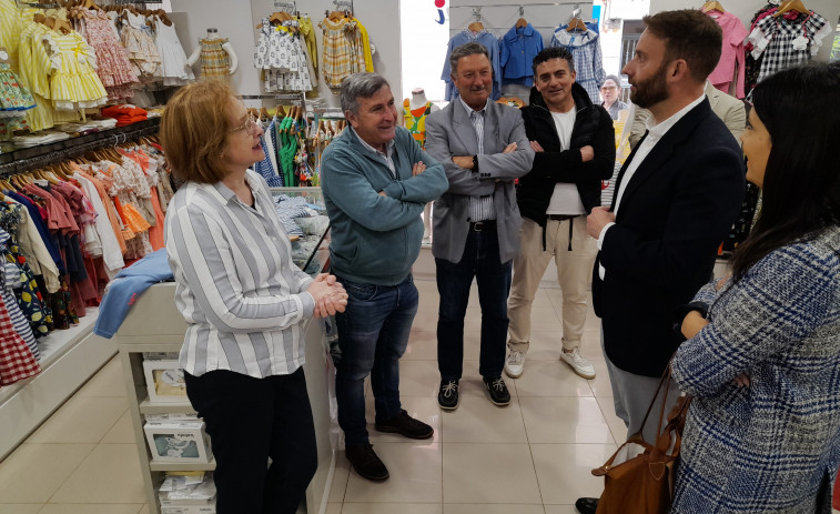 Moda Rovi, en Ribeira, albergó la puesta de largo de la campaña comercial Bono Activa Comercio