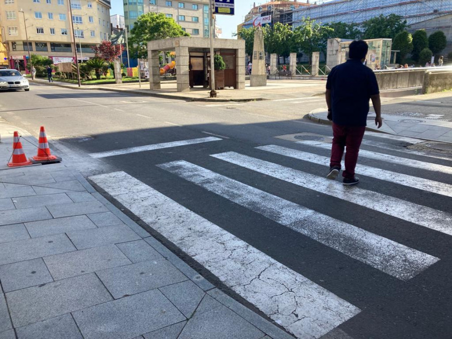 Comienzan los trabajos de mejora de iluminación de cuatro pasos de peatones en el centro de Ribeira