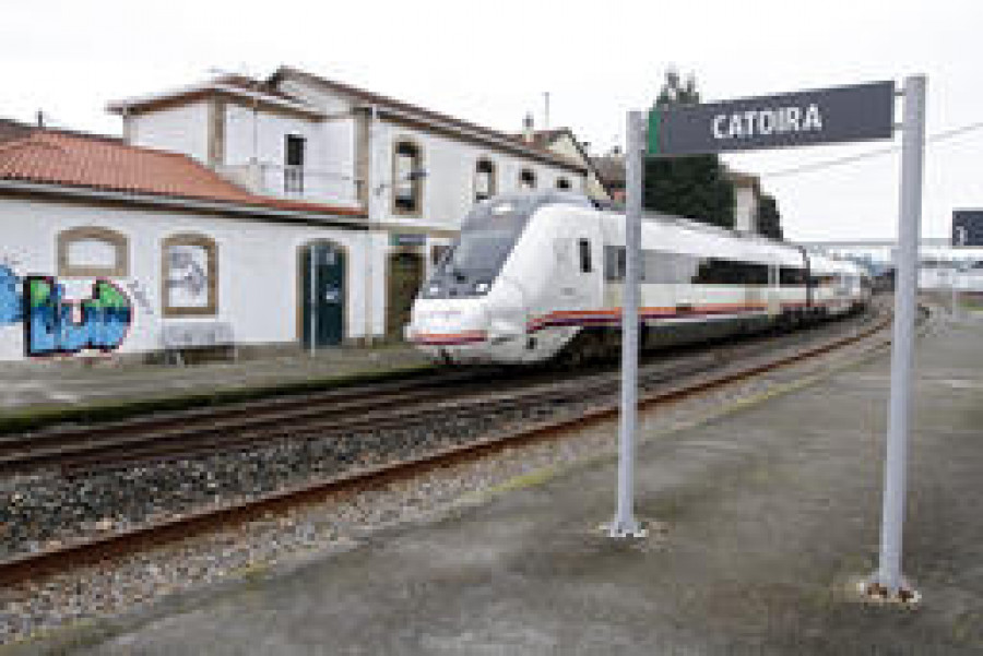 La patronal de A Pobra impulsa la solicitud de paradas continuas en la estación de tren de Catoira