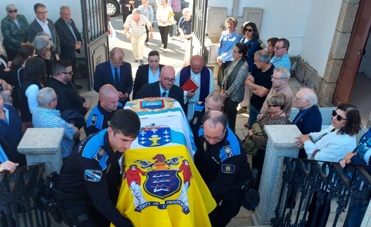 Multitudinaria despedida de Ribeira a su hijo predilecto Manuel Ayaso