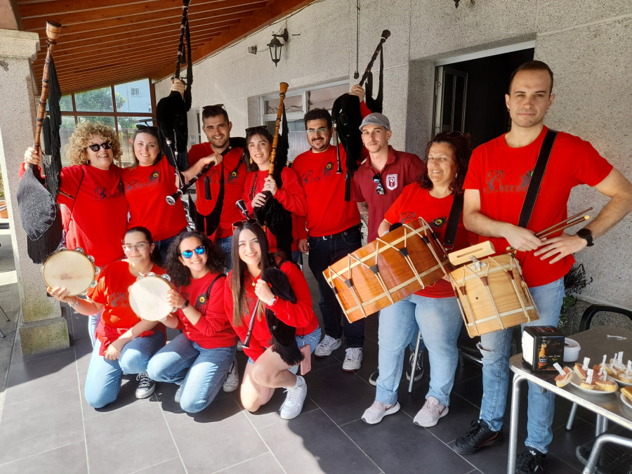 O Día das Letras Galegas viviu sendas festas rachadas en Taragoña e Leiro, en Rianxo