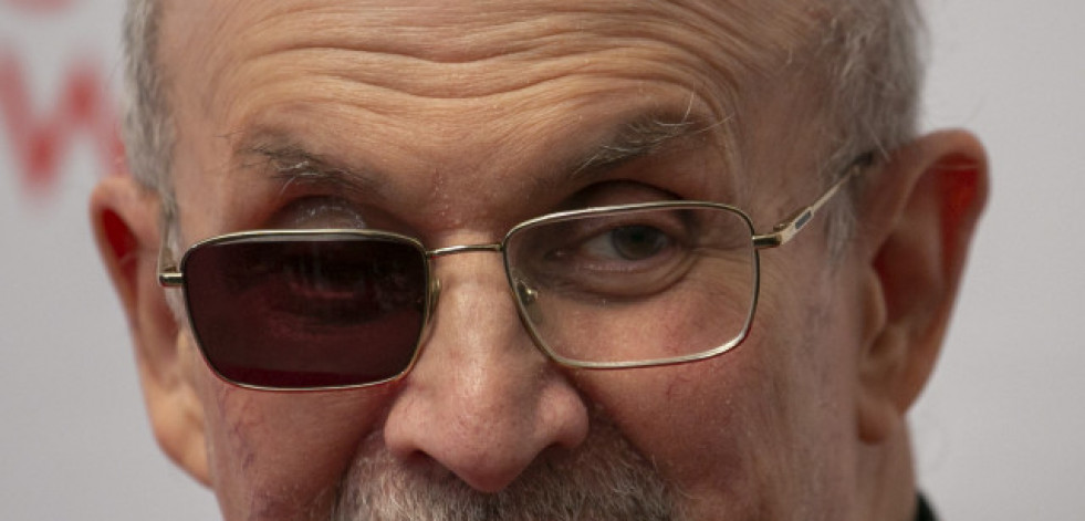 Salman Rushdie es ovacionado al aparecer por sorpresa en Nueva York