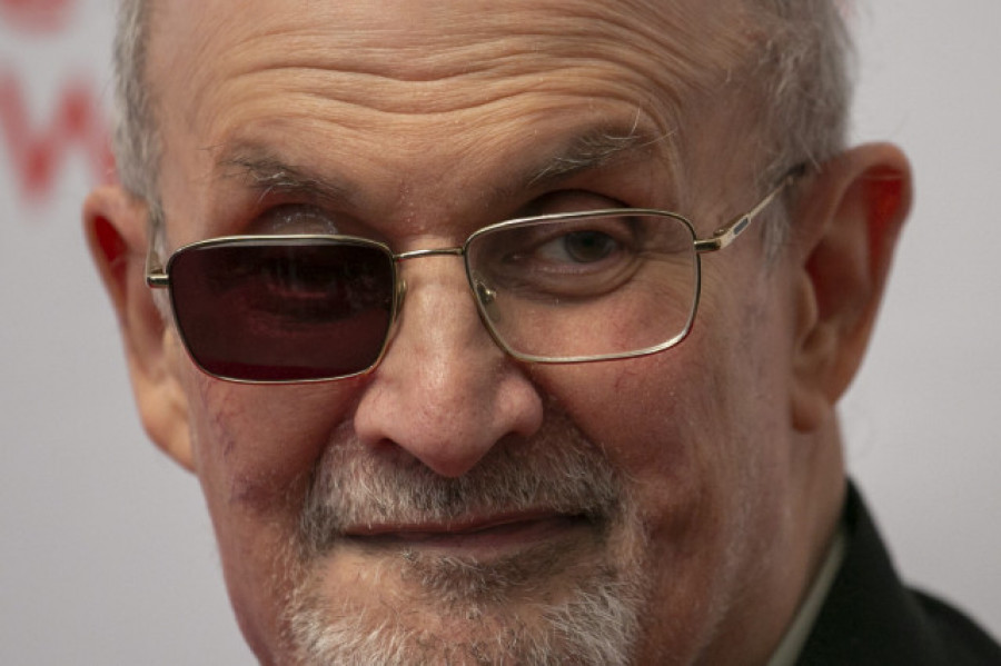 Salman Rushdie es ovacionado al aparecer por sorpresa en Nueva York