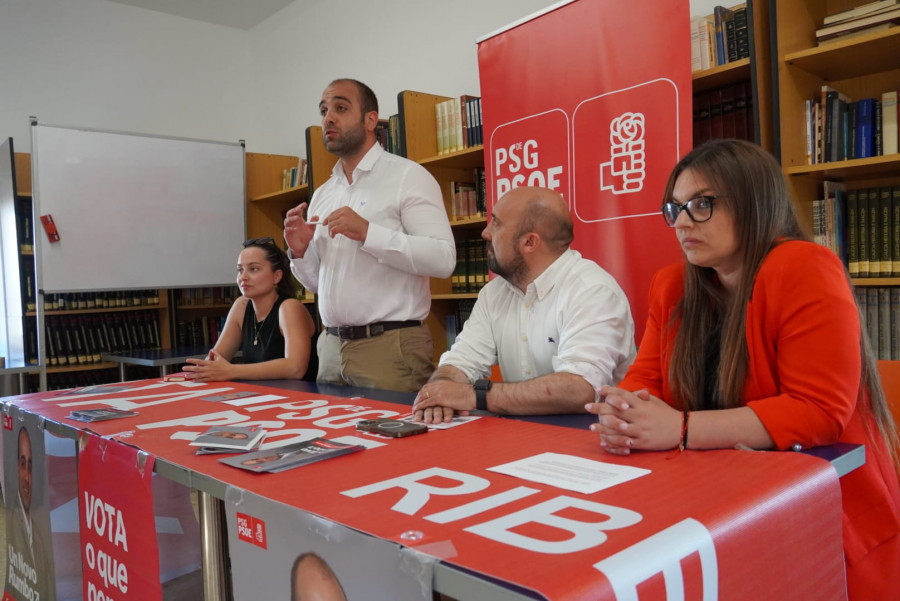 El candidato del PSOE a la Alcaldía de Ribeira se compromete en Aguiño a "mudar a parálise" del municipio