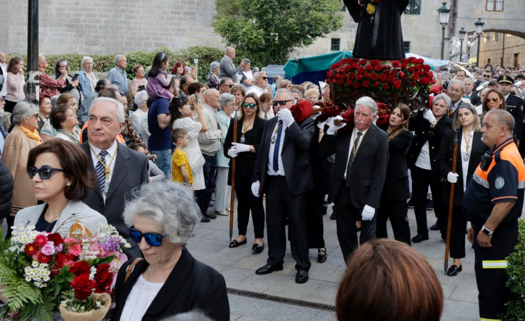 Santa Rita madruga en su día grande en Vilagarcía, con misas, procesión, verbena y romería