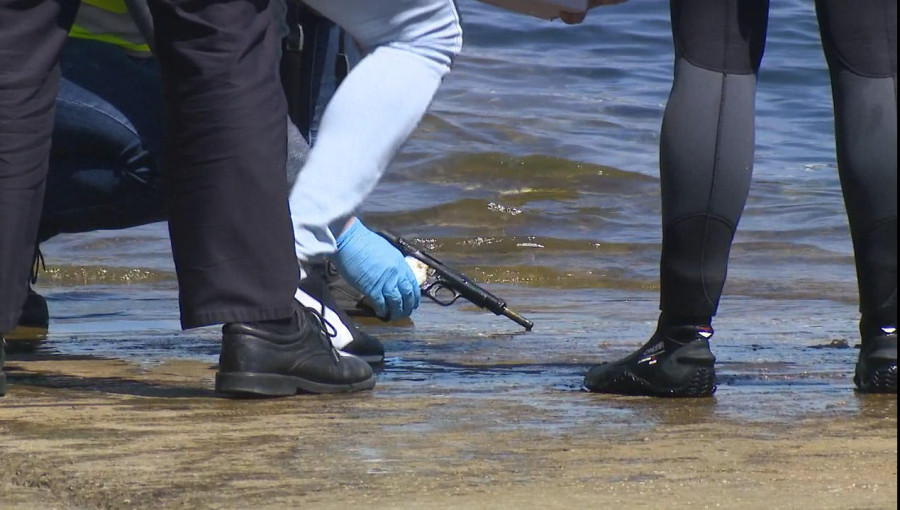 Hallan en el puerto de Ribeira la pistola usada el domingo para herir de un disparo a un joven