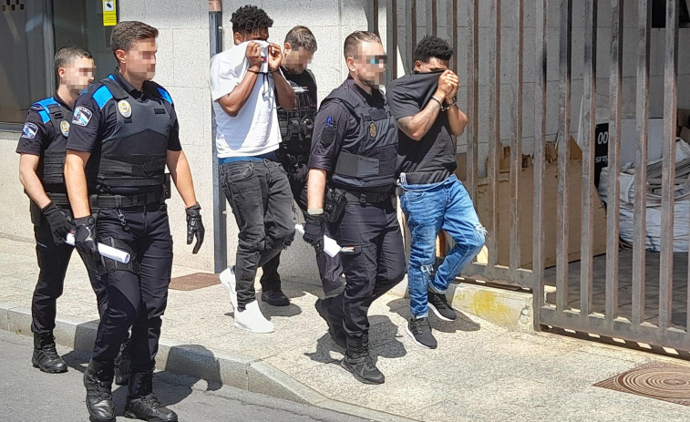 Los acusados por el intento de homicidio en Ribeira reconocen la autoría de los hechos, que atribuyen a un malentendido