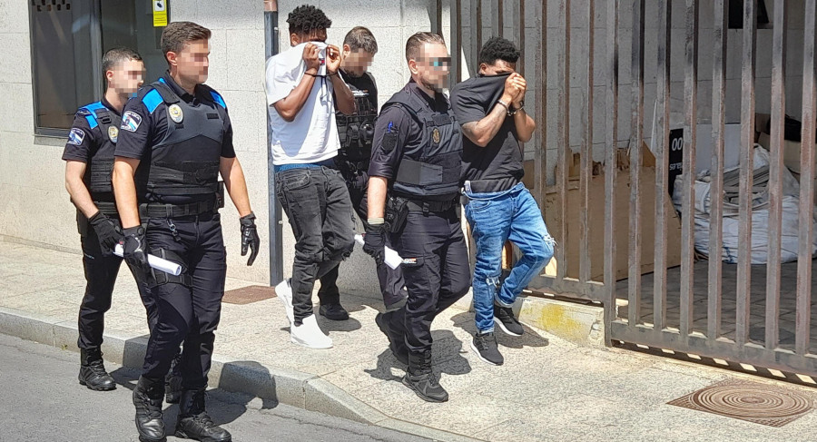 Los acusados por el intento de homicidio en Ribeira reconocen la autoría de los hechos, que atribuyen a un malentendido