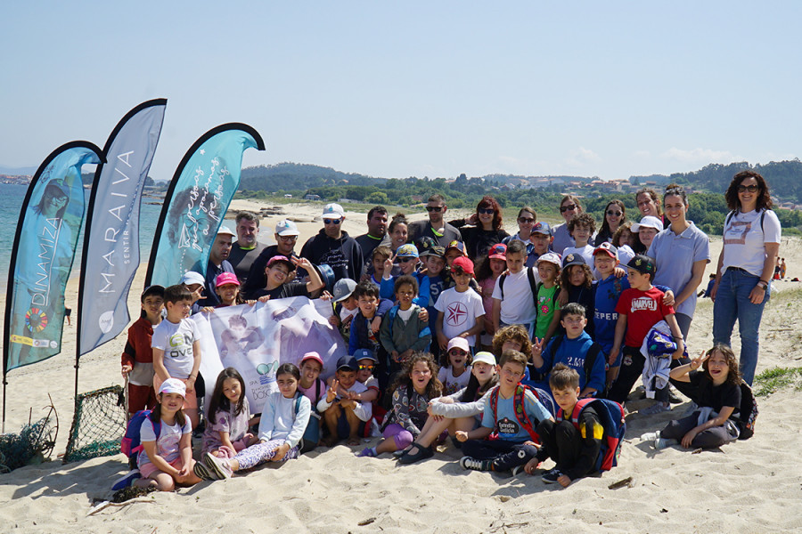 Escolares del CEIP Conmeniño y voluntarios de Amicos realizaron una gran recogida de residuos marinos en la playa grovense da Mexilloeira