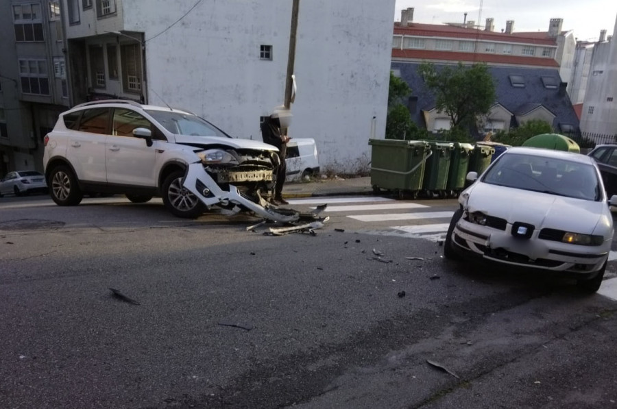 Un accidente entre dos coches en el cruce de Marcial de Adalid con Cristóbal Colón, en Ribeira, se salda con daños materiales