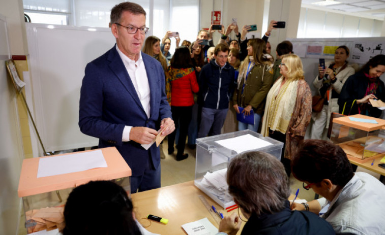 Feijóo vota confiado en la 