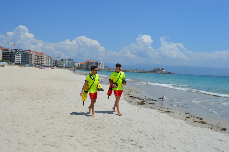 Sanxenxo adelanta la temporada estival con socorristas en las playas de Silgar, Areas, Canelas y Montalvo