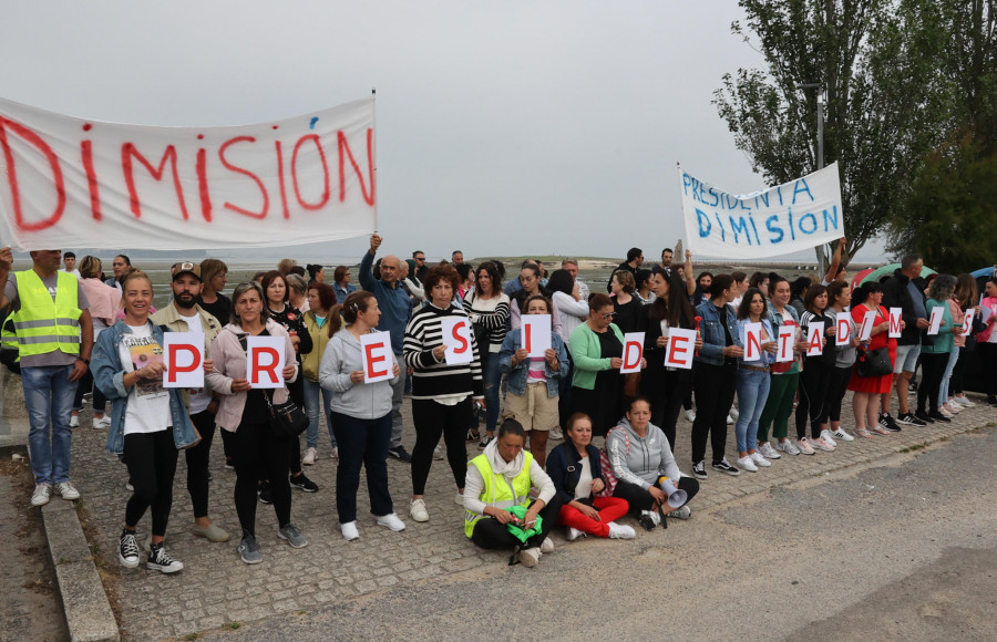 Mariscadoras de a pie de Cambados exigen la dimisión de su presidenta