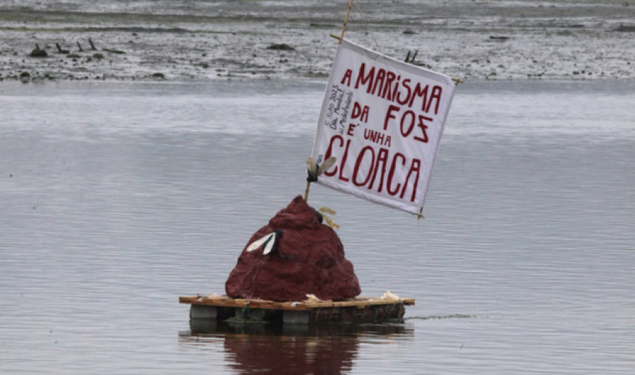 Una caca flotante para denunciar la contaminación de la Marisma da Foz en el Val Miñor