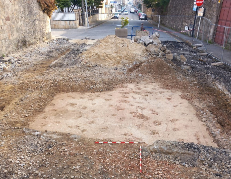 La obra de Fefiñáns se traslada a la Avenida de Vilagarcía y reaparece la vieja carretera que atravesaba la plaza