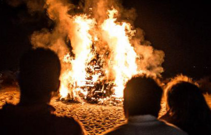 Prohibidas las hogueras de San Juan en las playas pobrenses de A Corna, A Illa y A Barca y limitadas en otros arenales