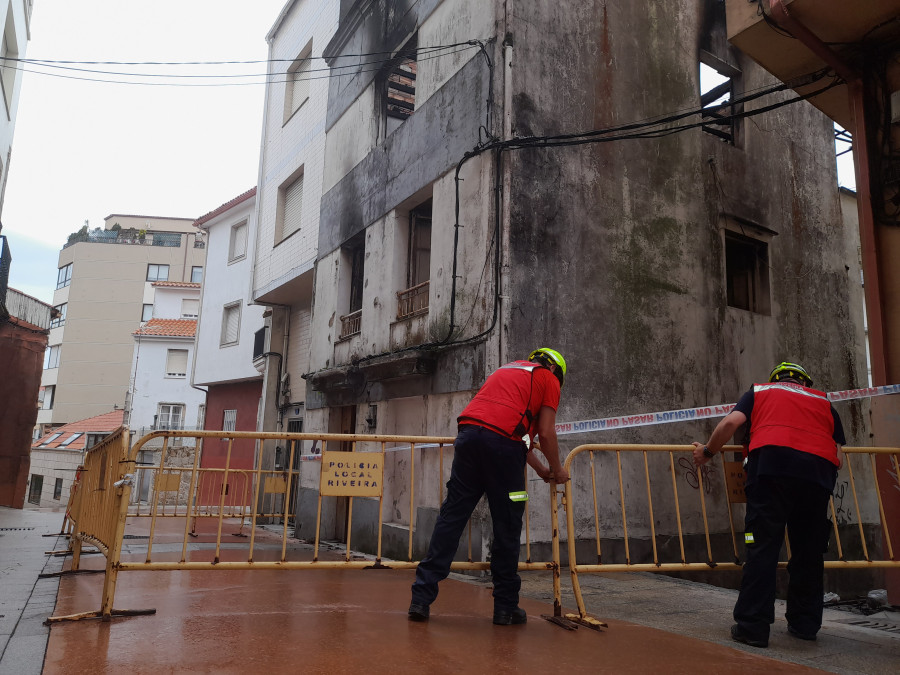 La demolición de la narcocasa incendiada de Ribeira se demora al tener que solicitarse tres presupuestos