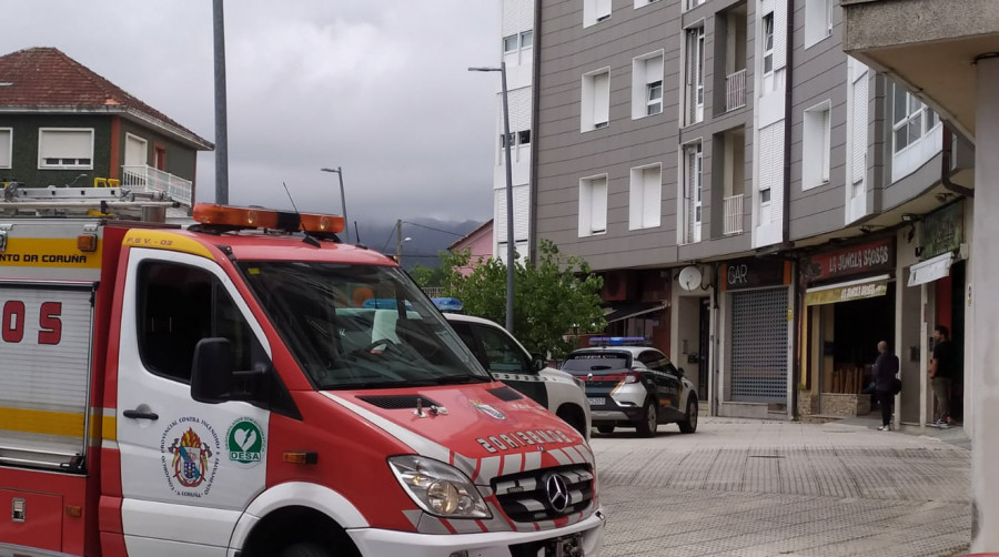 Detienen por violencia de género a un joven que se atrincheró en un piso en Boiro