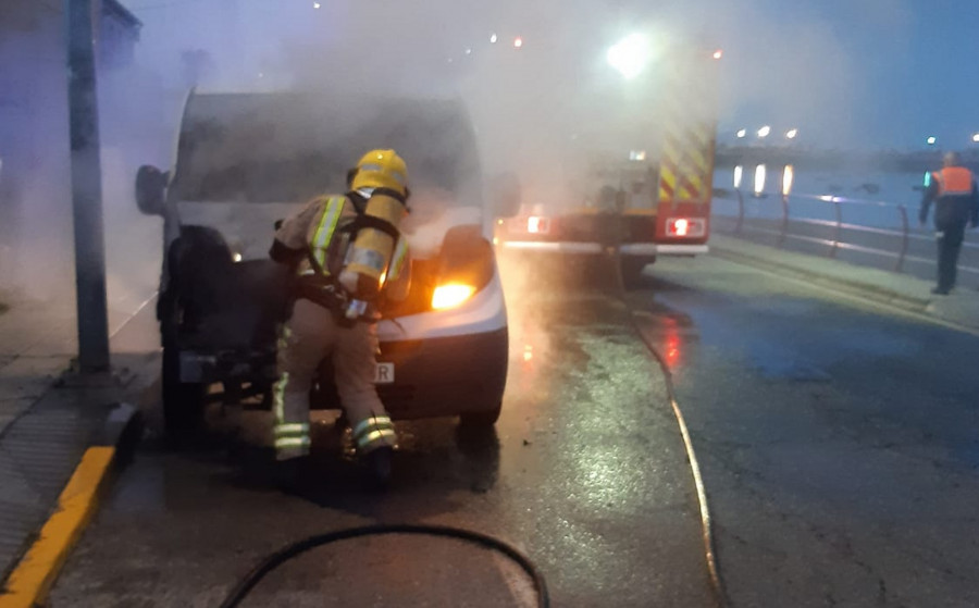 Los bomberos sofocan el incendio de una furgoneta en As Sinas