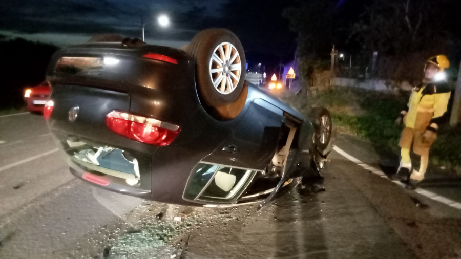 Atendidas cuatro personas por heridas en un accidente múltiple en el lugar de Xenxides, en Ribeira