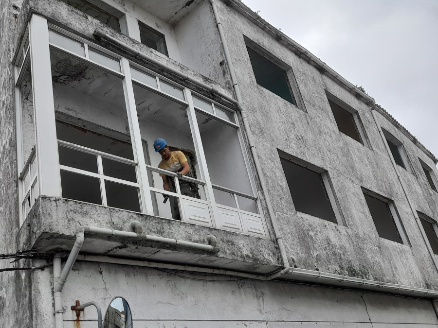 Inician la demolición de un edificio en las curvas de A Muiñeira para mejorar la seguridad en ese tramo viario