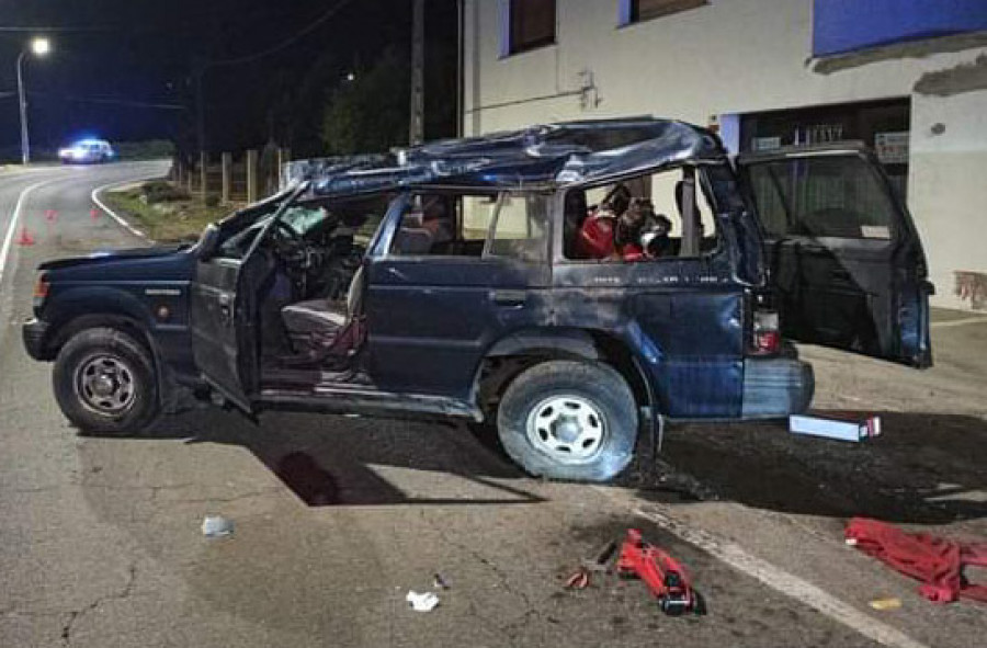 Un conductor se marcha del lugar del accidente que sufrió con su coche en A Burata, en Rianxo