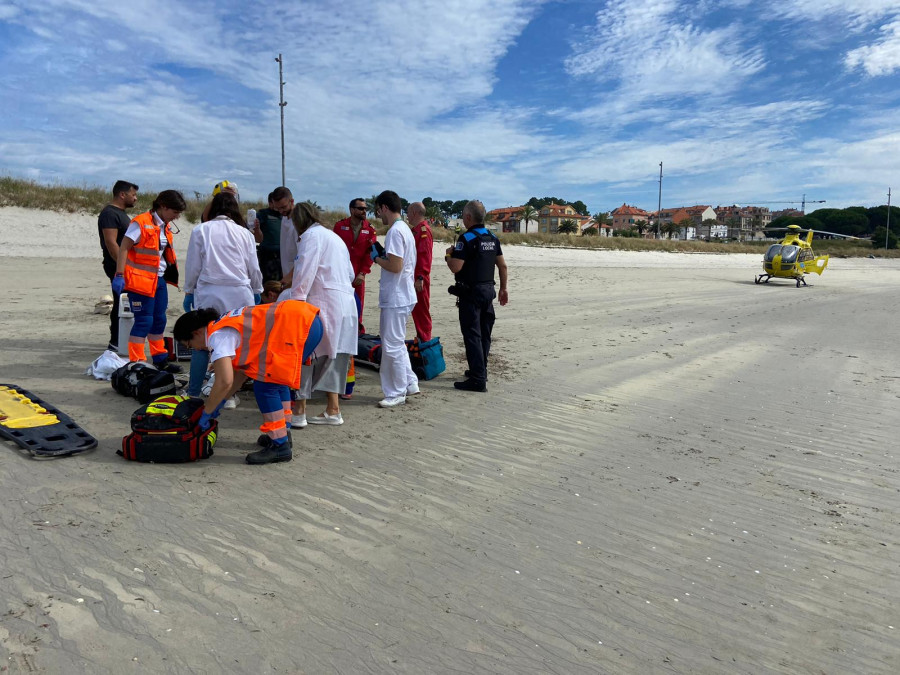 Reaniman a una mujer tras sufrir una parada cardiorrespiratoria cuando se bañaba en la playa de Baltar