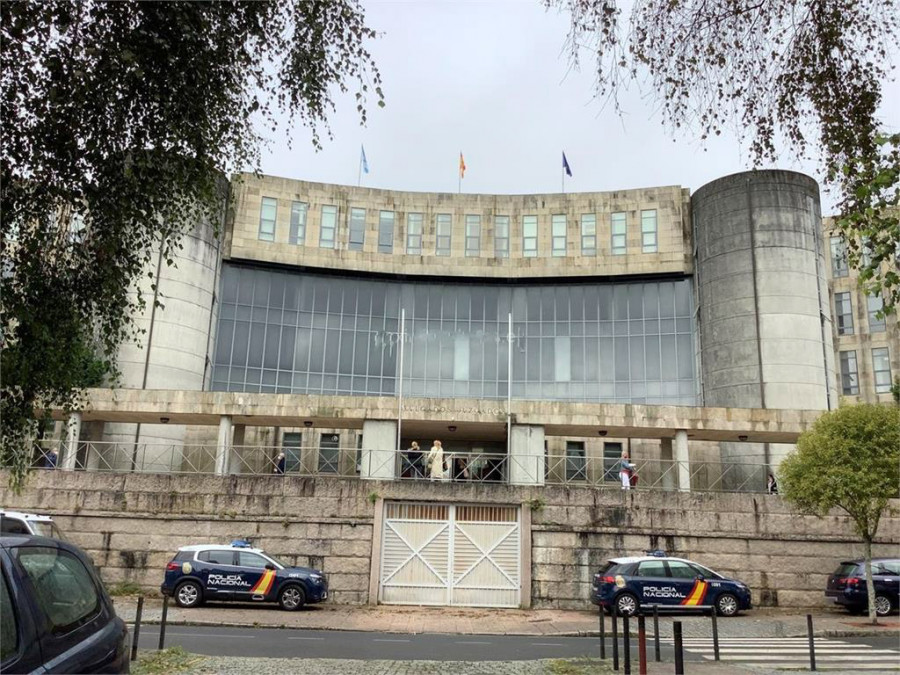 Una mujer se enfrenta a cuatro años y nueve meses de cárcel por tráfico de drogas en Ribeira