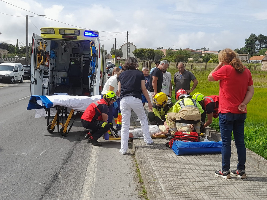 El motorista que el viernes sufrió un accidente en Oleiros fue trasladado al Clínico con varios traumatismos