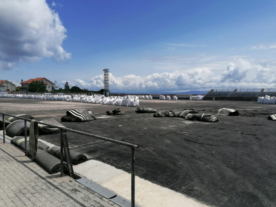 Iniciada la obra de sustitución de la hierba artificial del campo de fútbol de A Tasca, en Aguiño