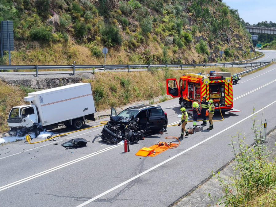 Excarcelan a una conductora tras chocar contra un camión en Vilagarcía