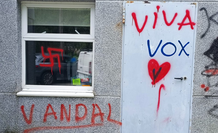 Pintadas con esvásticas nazis y vivas a Vox en un parque infantil y el centro de salud de Cuntis