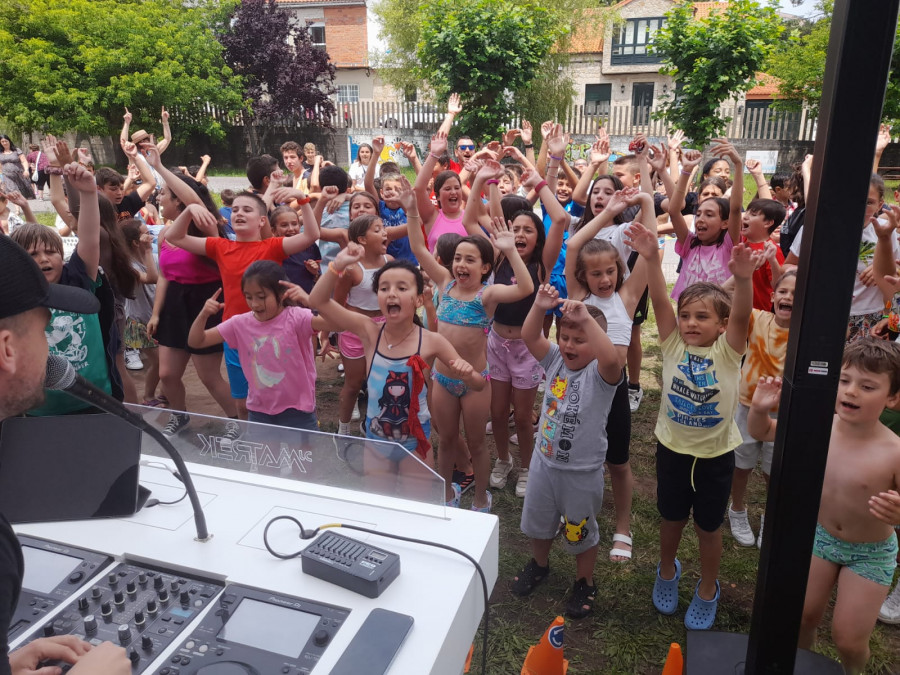 El colegio de Frións, en Ribeira, despide el curso con una celebración con hinchables, fiesta de la espuma y sesión DJ