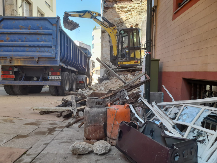 El desescombro de la narcocasa incendiada en Ribeira sufre demora debido al uso de maquinaria pequeña