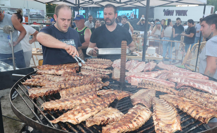 Las ganas de San Xoán abarrotan y llenan de ambiente playas y barrios