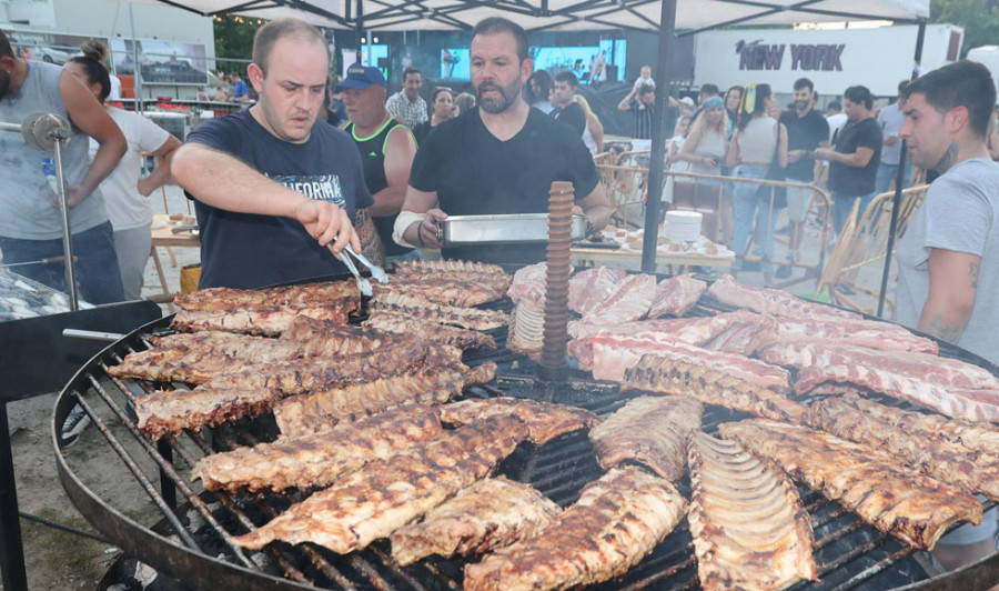 Las ganas de San Xoán abarrotan y llenan de ambiente playas y barrios