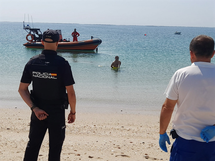 Rescatado un joven que se metió en estado ebrio y desnudo en una playa de Aguiño y no conseguía regresar a la orilla