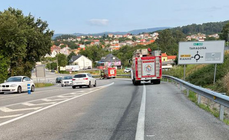 Un vehículo derramó gasóleo en un tramo viario de unos tres kilómetros en Rianxo