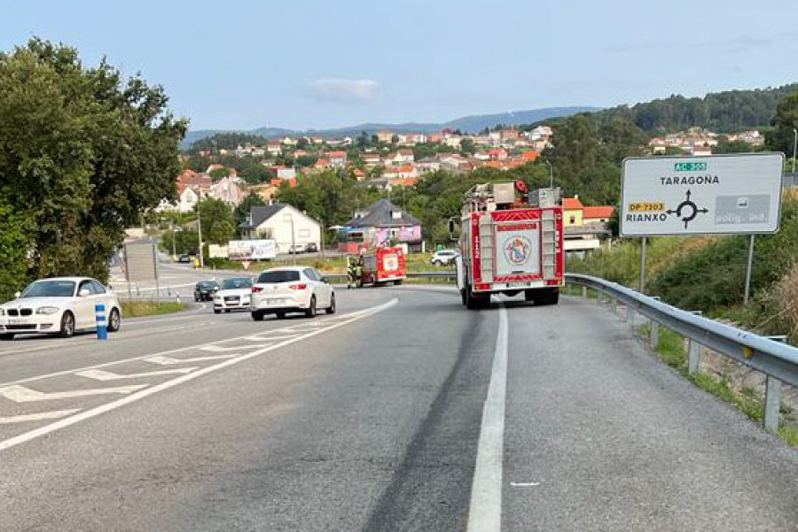 Un vehículo derramó gasóleo en un tramo viario de unos tres kilómetros en Rianxo