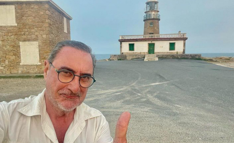 Carlos Herrera se calza las botas para peregrinar por el Camino “A Orixe” desde el Faro de Corrubedo