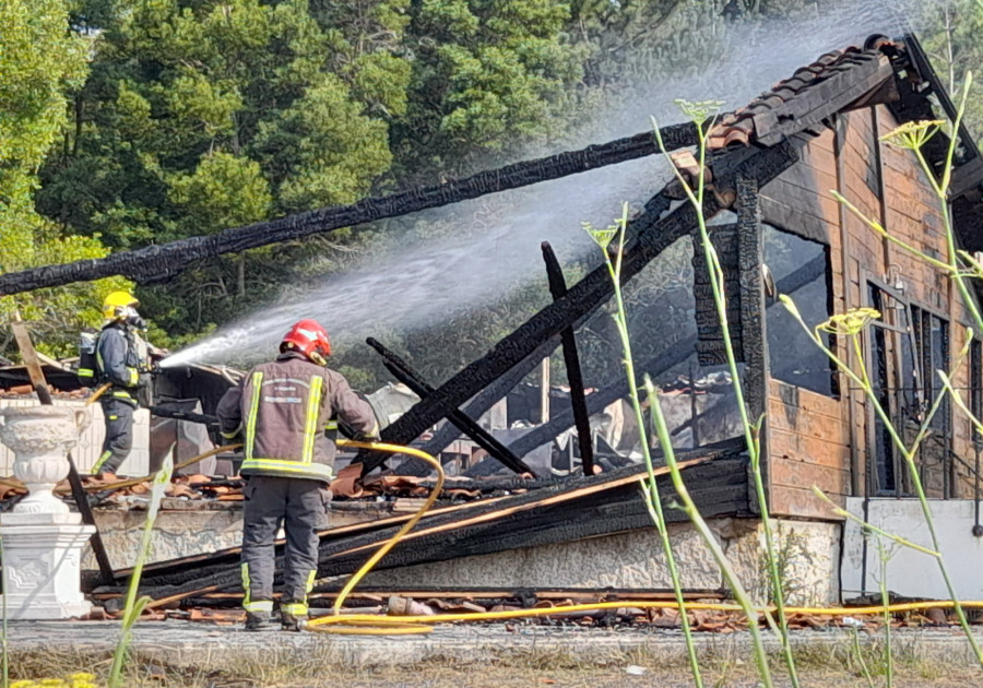 Apuntan a un posible origen eléctrico en el voraz incendio que calcinó el restaurante Valverde, en Ribeira