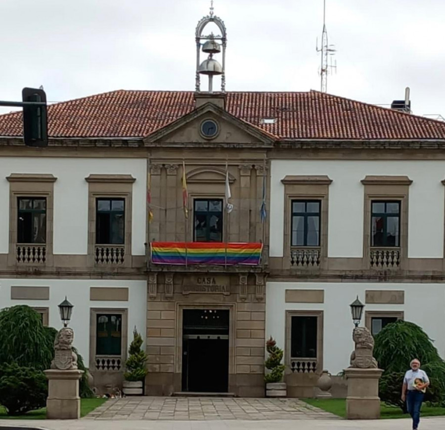 El PSOE insta al PP a que se posicione sobre la bandera LGTBI en Vilagarcía ante la petición de retirada de Vox