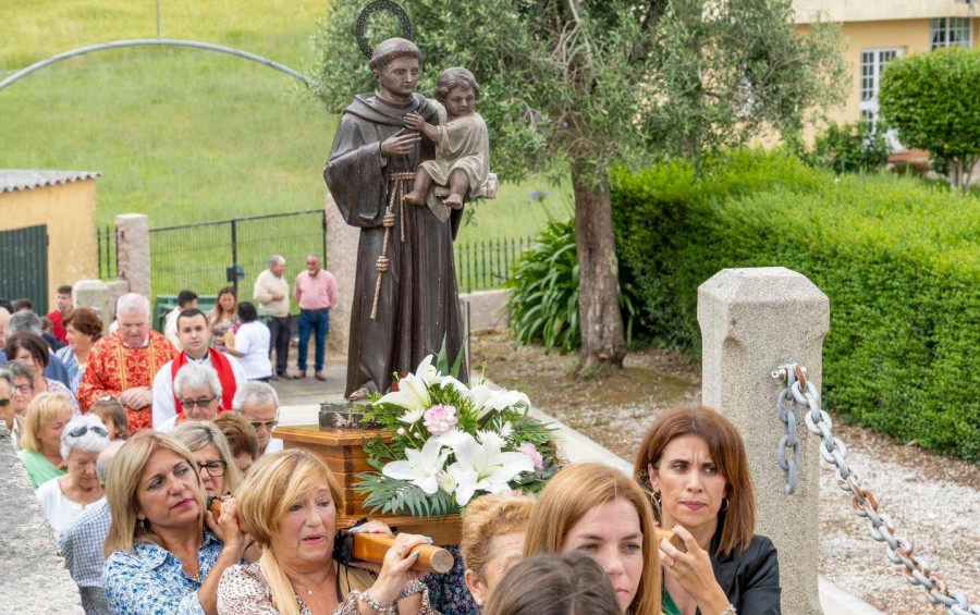 La parroquia de Vilalonga disfruta de sus fiestas patronales en honor a San Pedro