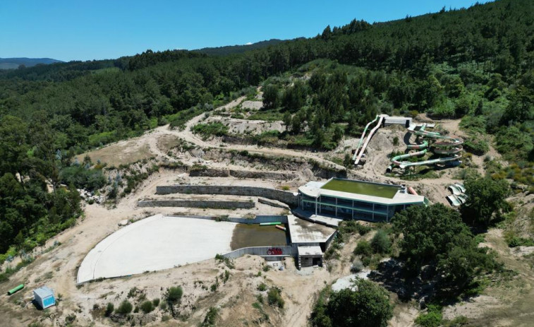 Retoman la actividad en el parque acuático de Meis con el objetivo de intentar abrir en un año